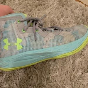 girls blue and gray under armour basketball shoes